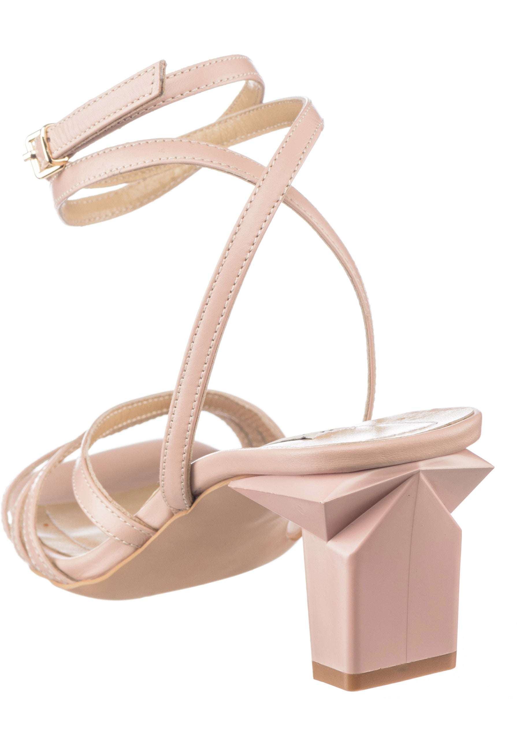 Strappy crossover sandaler