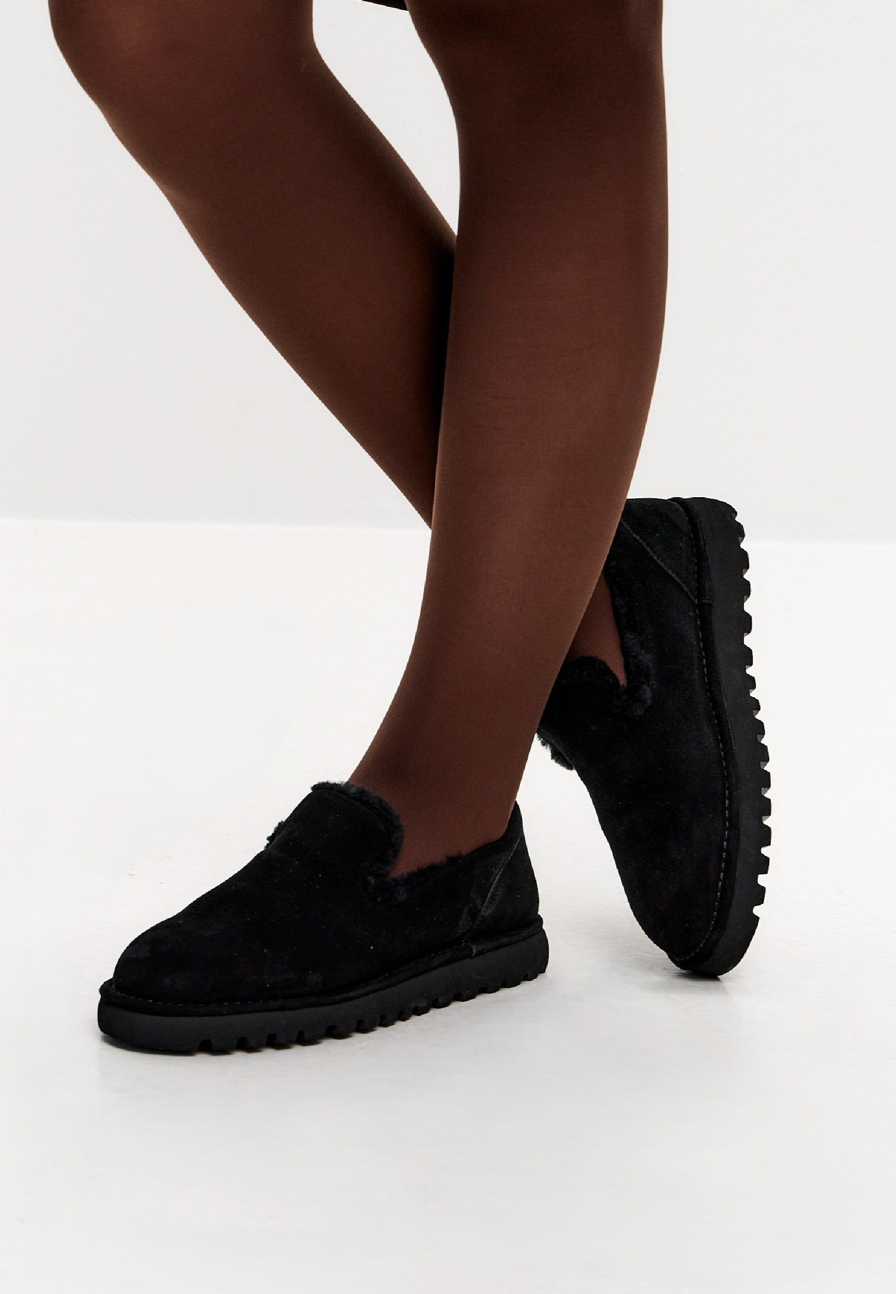 Slip-on loafers i mocka med fårskinnsfoder – Svart