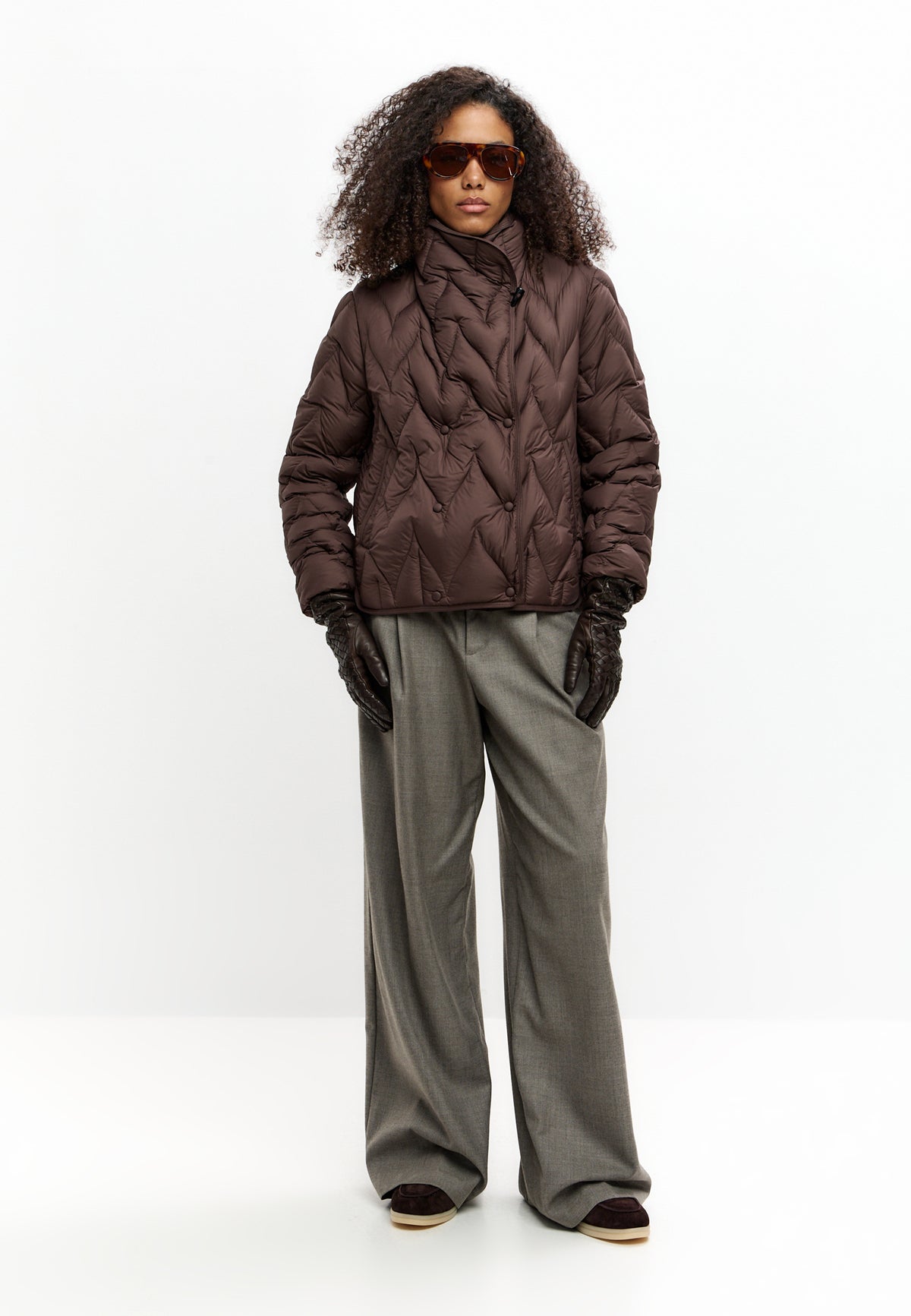 Kort gewatteerd jack met chevron-patroon – Bruin