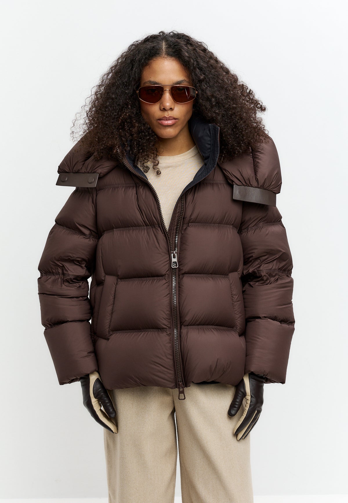 Kurze Daunen-Steppjacke mit Kapuze – Braun