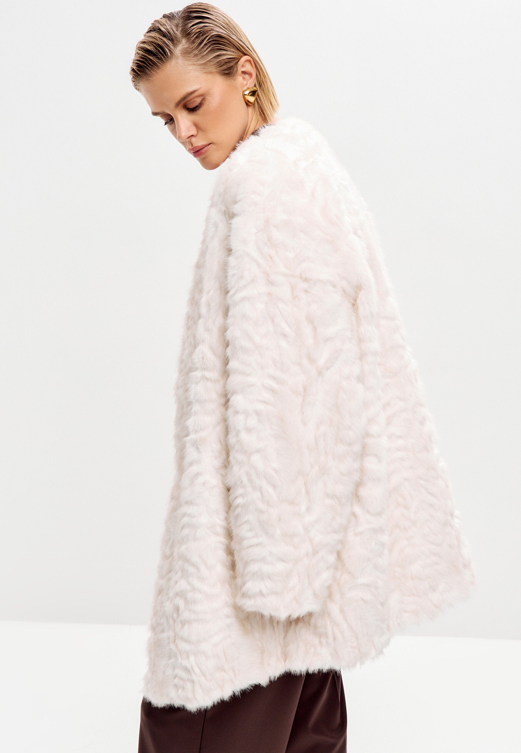 Milky Faux Fur Coat – Oversized Winter Elegance