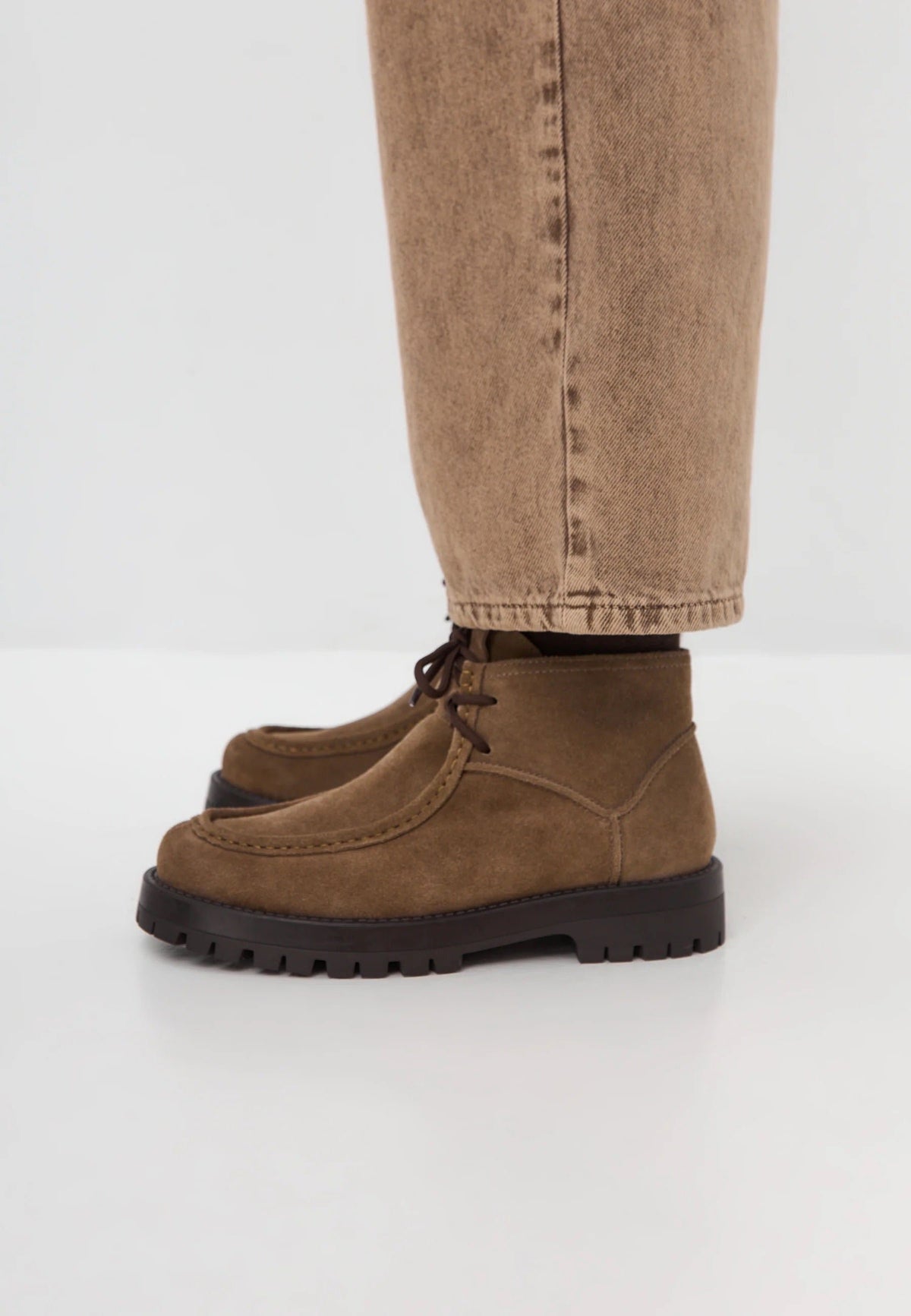 Botins Mavi em camurça com atacadores – Bege