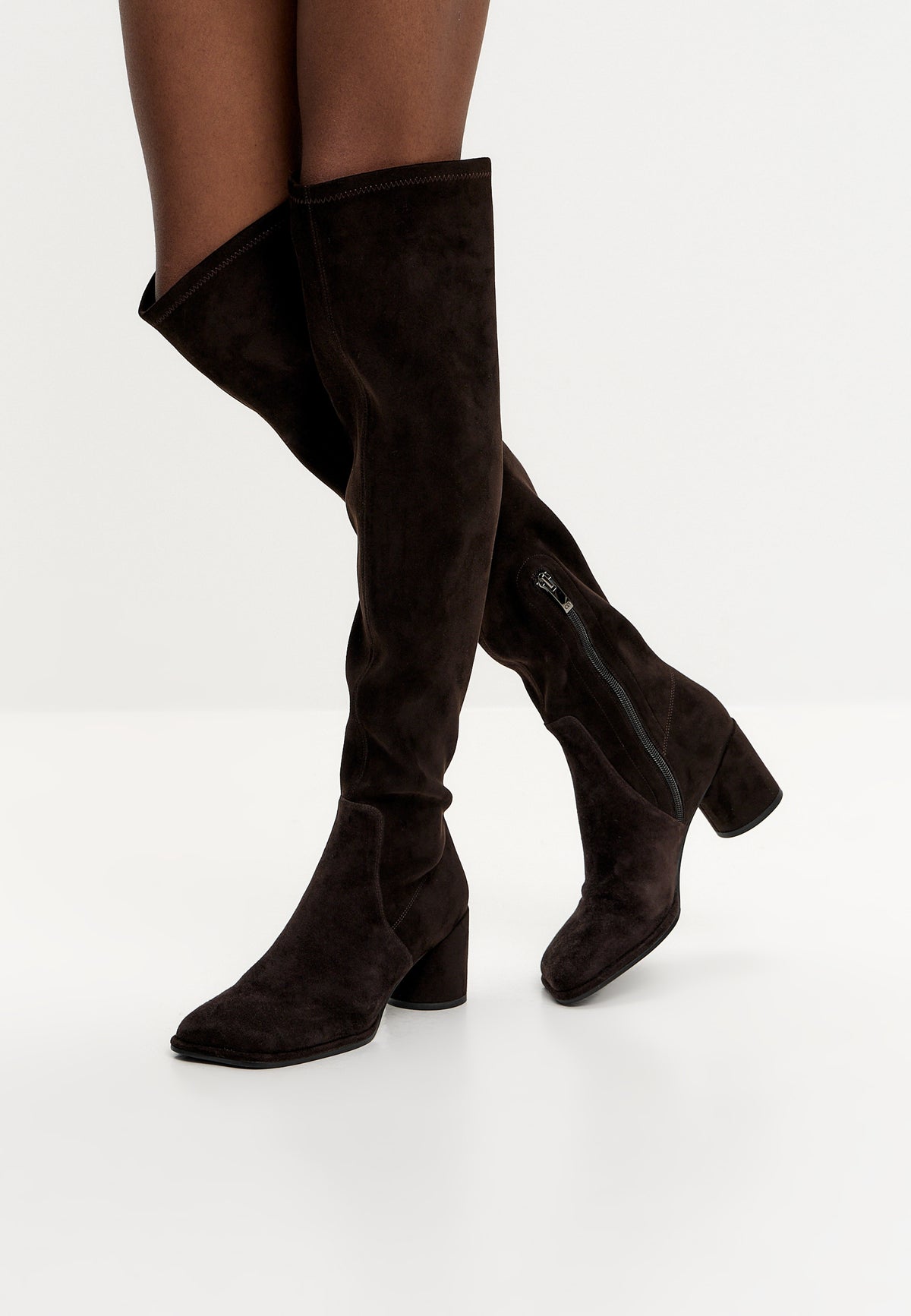 Kniehohe Stiefel aus Veloursleder – Braun