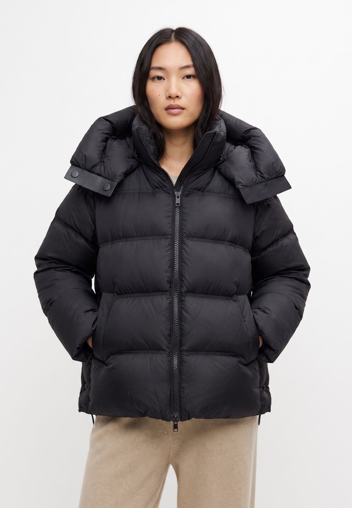Kurze Daunen-Steppjacke mit Kapuze – Schwarz