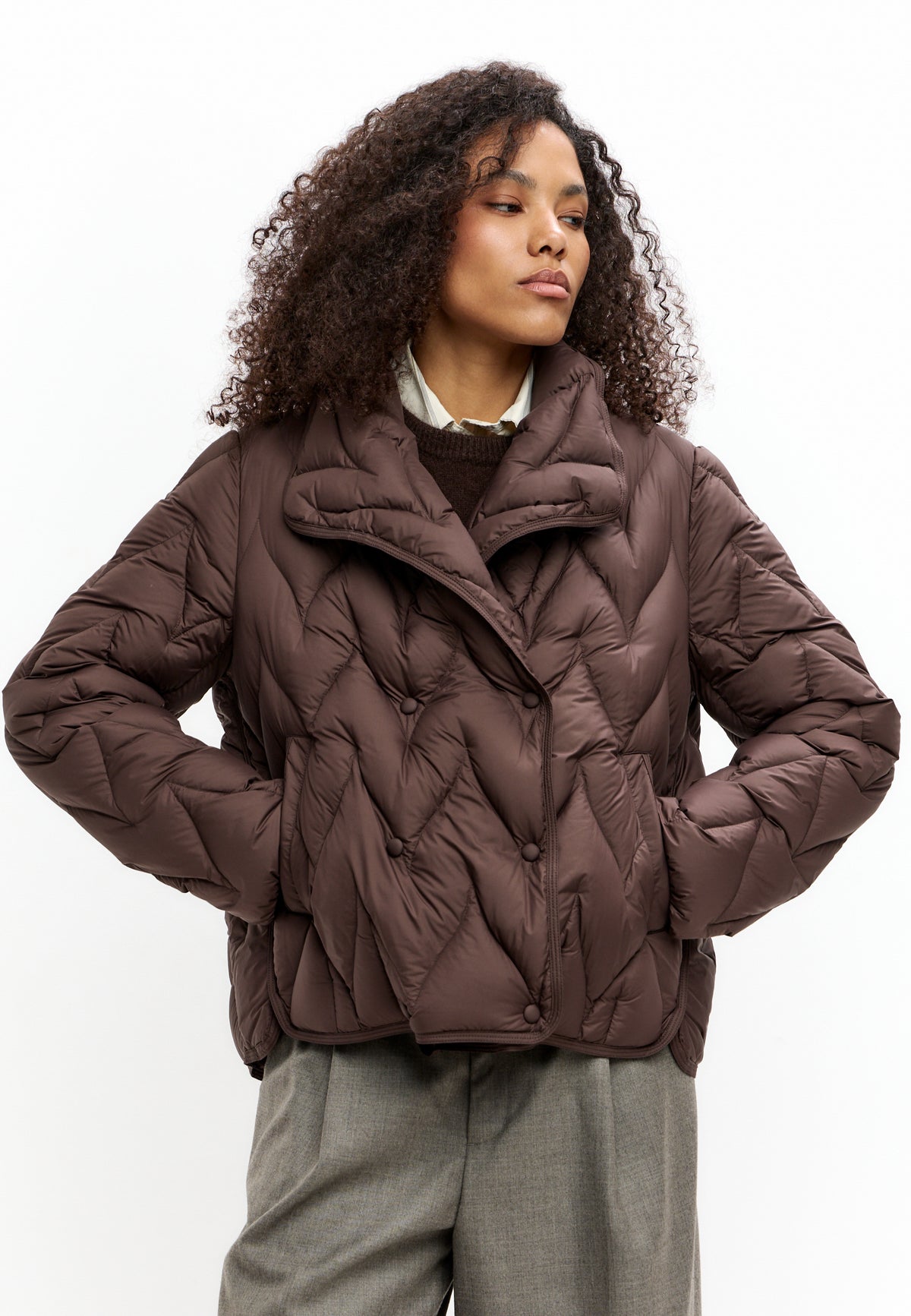 Kurz geschnittene Steppjacke mit Chevron-Muster – Braun