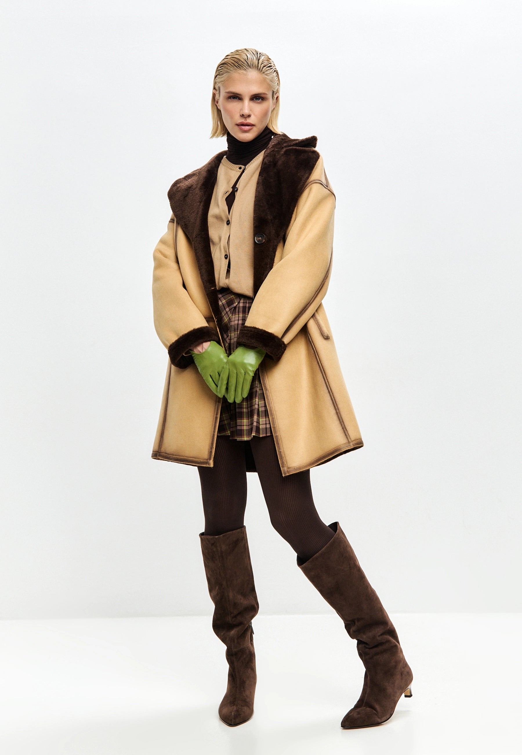 Eleganter kniehoher Stiefel aus Wildleder - Dunkelbraun