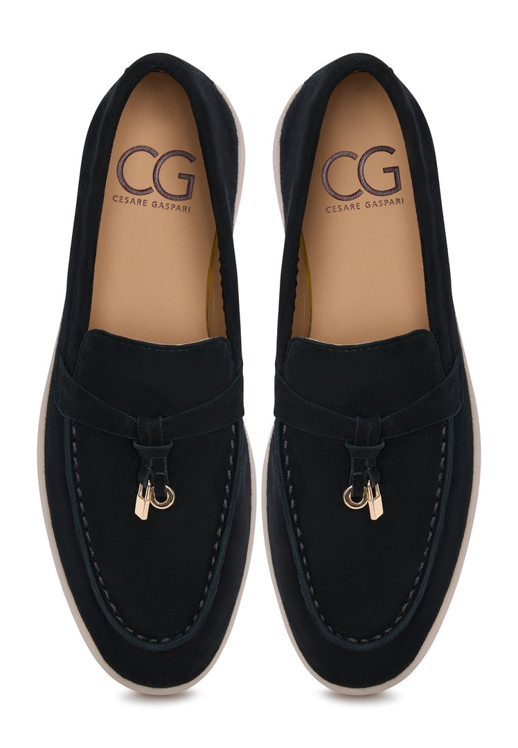 A pair of stylish black platform moccasins for women, also known as Aurelia moccasins, made of fine black leather - the perfect choice for trendy and fashionable footwear.