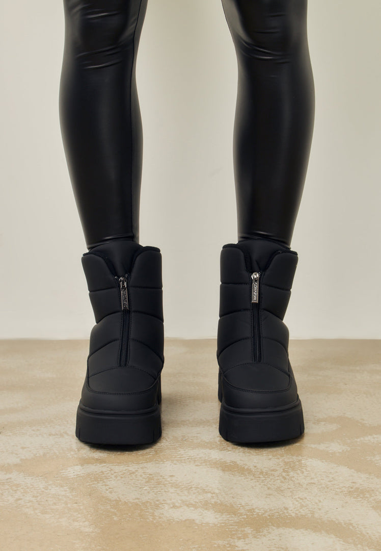 Stay stylish and elegant this winter with these fashionable black snow boots, perfect for snowy days.