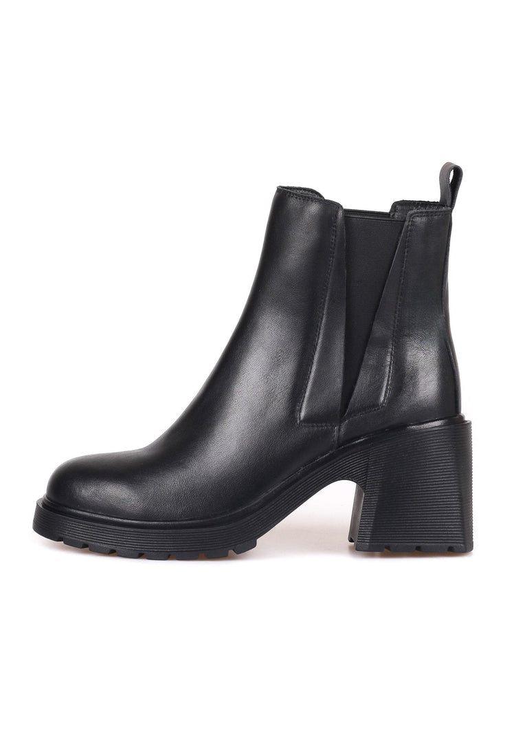 A stylish pair of women's ankle boots featuring a casual yet classic design, perfect for staying on-trend.