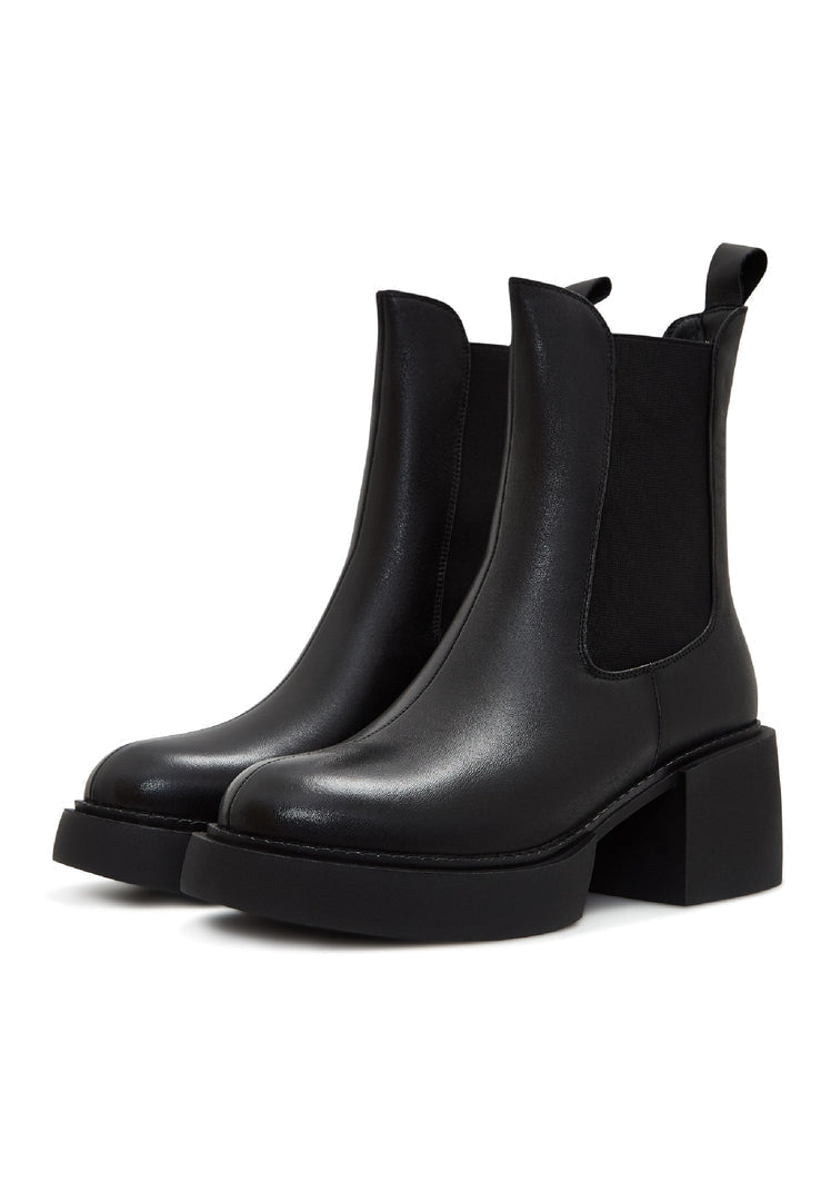 A stylish pair of women's Isa casual ankle boots in black.