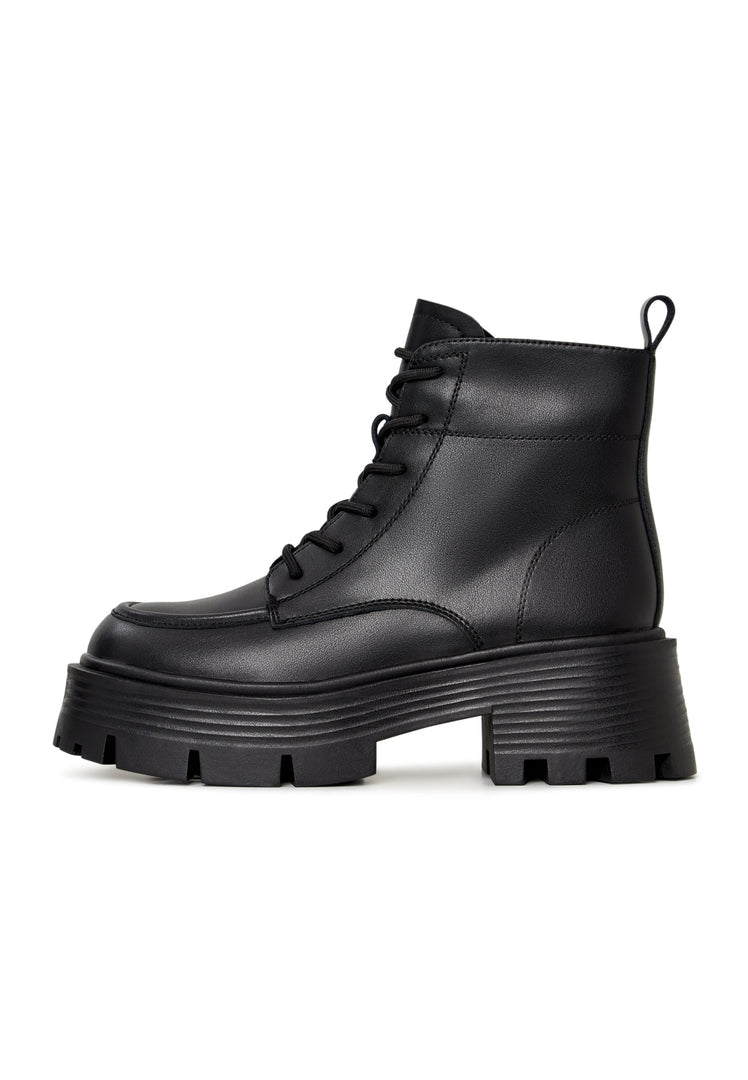 A stylish pair of women's platform ankle boots in classic black, perfect for a casual and fashionable look.