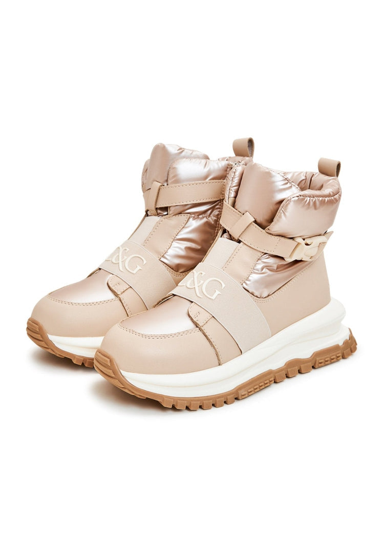A stylish pair of beige ankle boots, perfect for winter. These sneaker boots are a trendy option for winter footwear, versatile and chic ankle booties for any outfit.