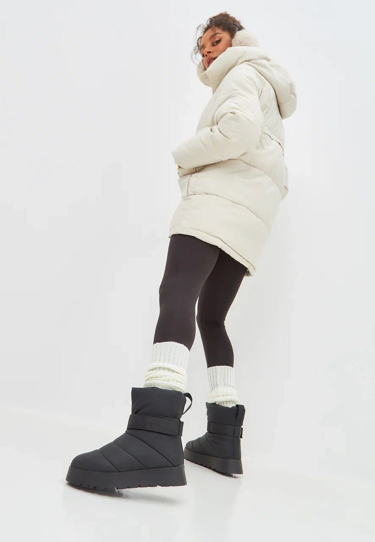 Stay warm and stylish in these black wool-lined urban winter boots with a cozy wool lining, perfect for braving the cold weather.