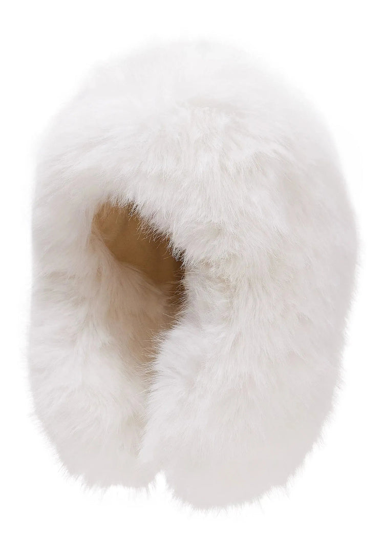 Stay warm and stylish this winter with a cozy faux fur hat in white – buy faux fur hat now!