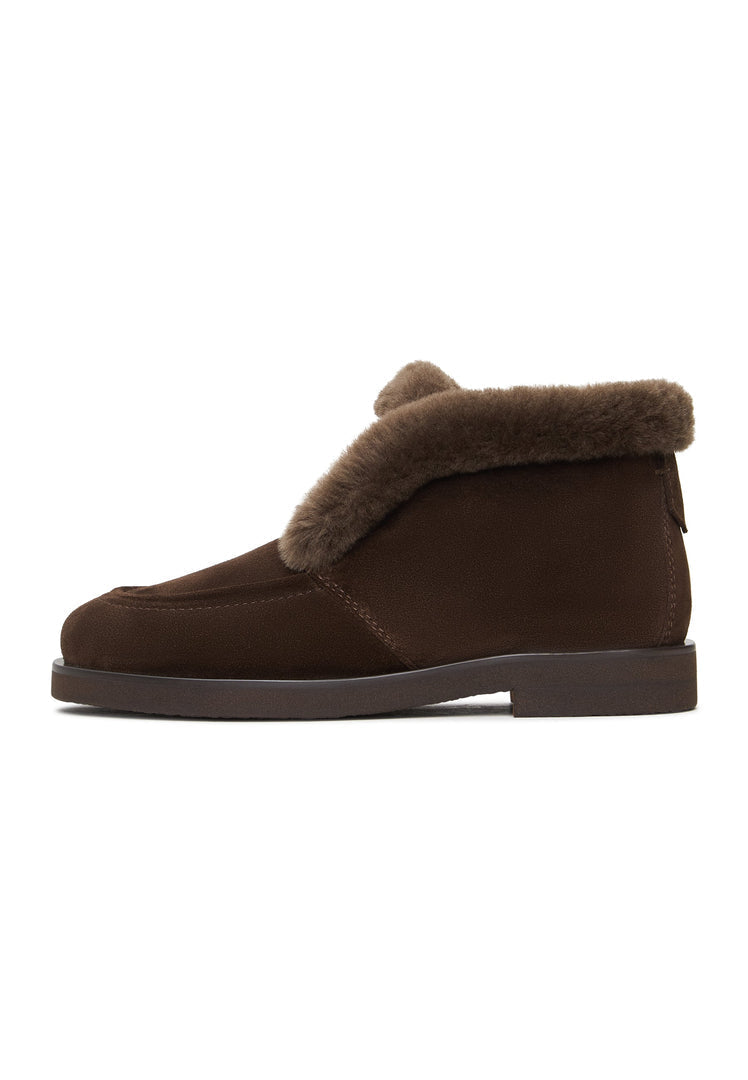 Stay warm and stylish this winter with these cozy suede fur-lined Gerda boots in brown - the perfect choice for fashionable winter footwear.