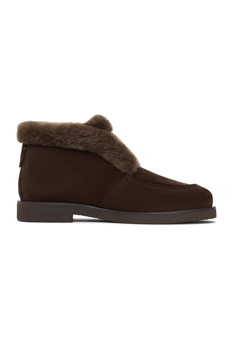 Stay warm and stylish this winter with these cozy Gerda suede fur-lined brown boots - the ultimate stylish winter footwear.