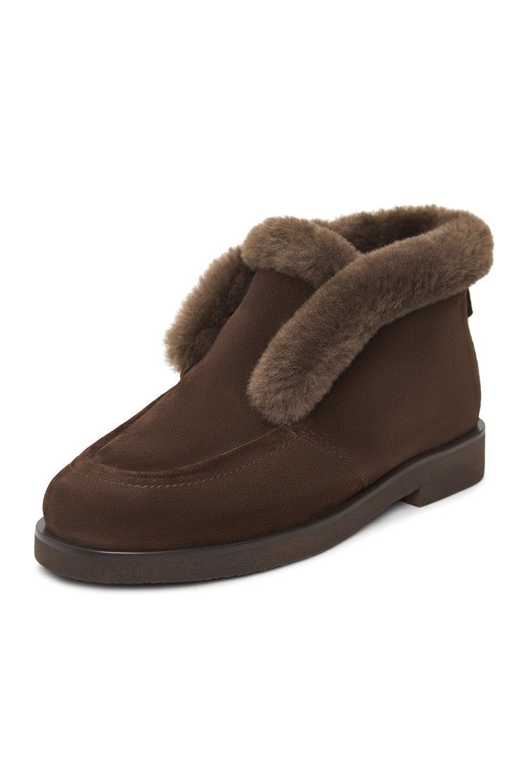 Stay warm and stylish this winter with a pair of cozy suede fur-lined Gerda boots in brown - the perfect choice for fashionable winter footwear.