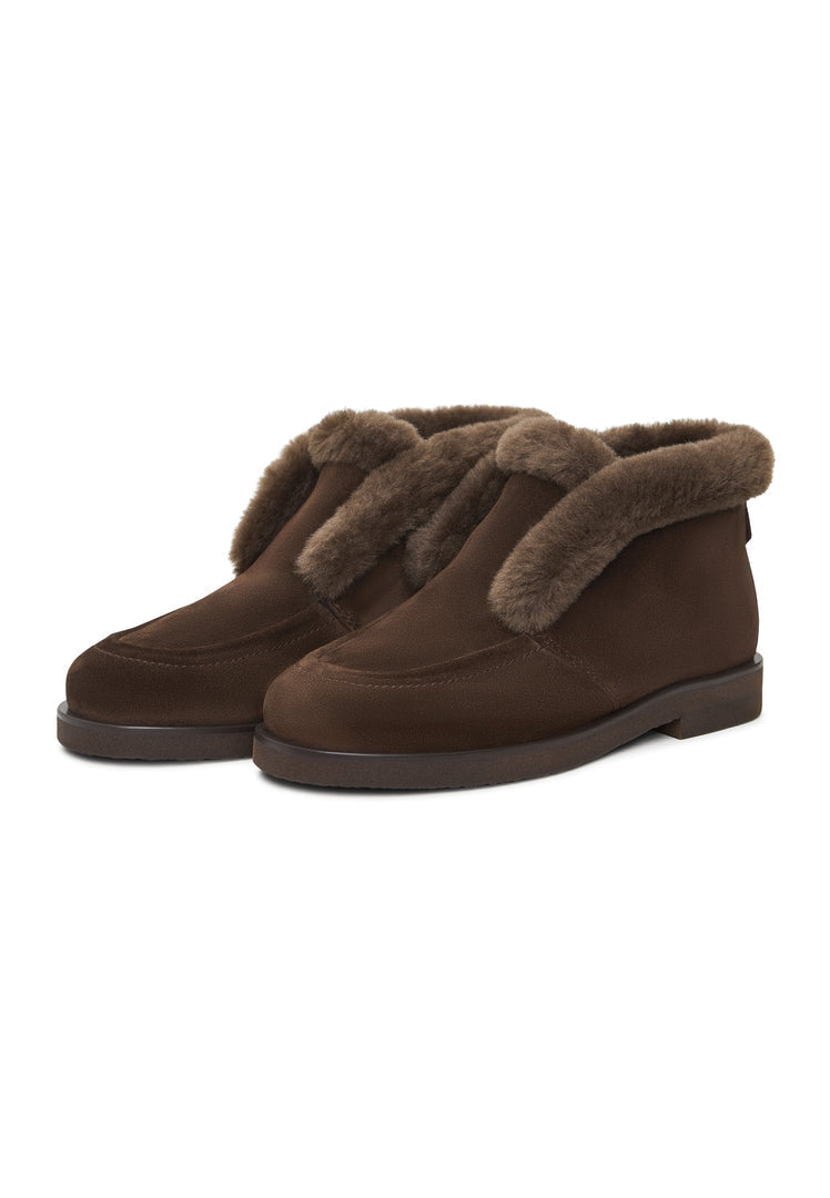 A pair of stylish winter Gerda boots in brown suede with cozy fur lining, perfect for staying warm and fashionable in the cold season.