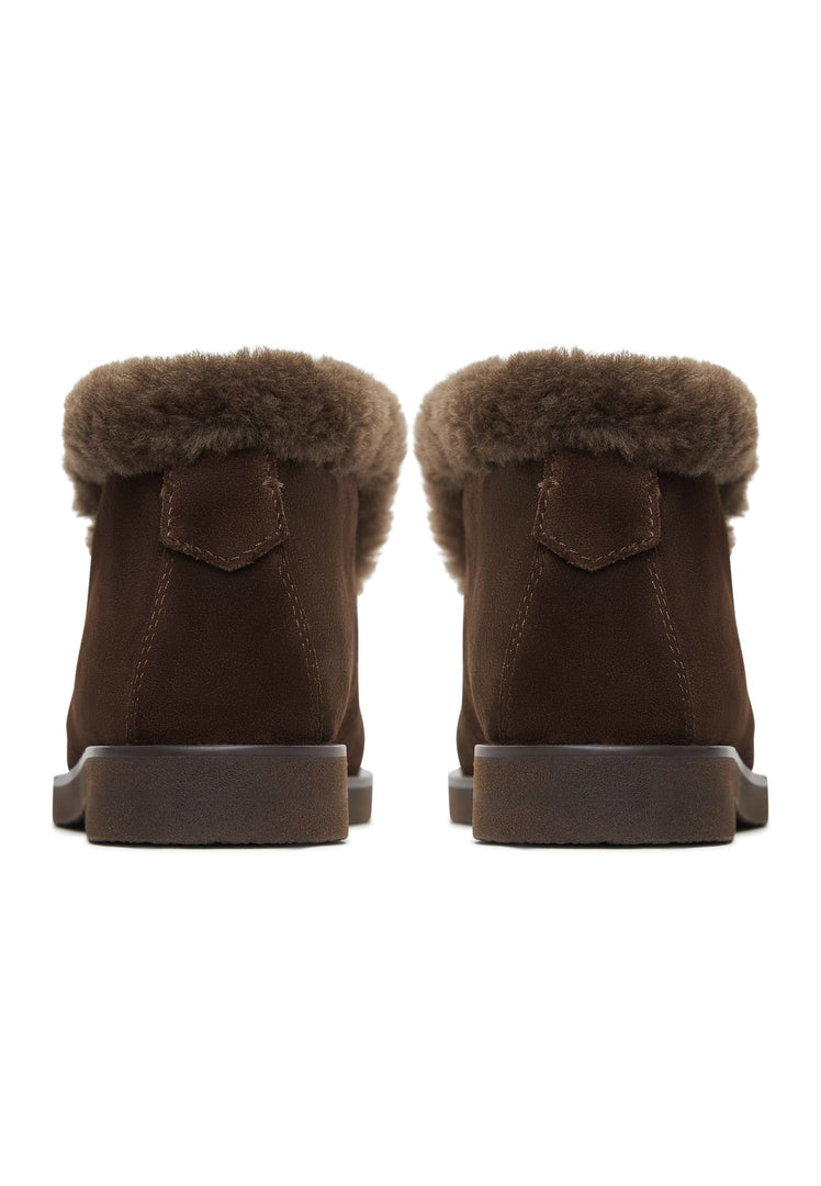 Stay warm and stylish this winter with these brown suede fur-lined Gerda boots - the perfect cozy footwear for the season.
