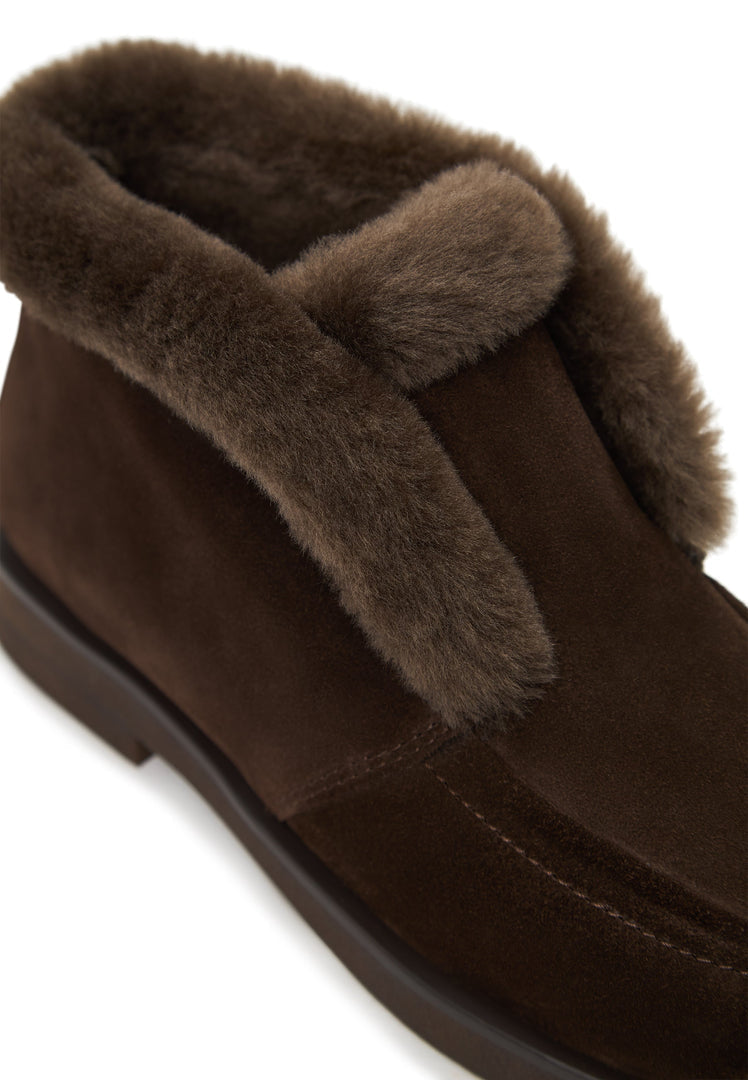 Stay warm and stylish with these cozy suede fur-lined brown Gerda boots, perfect for the winter season.
