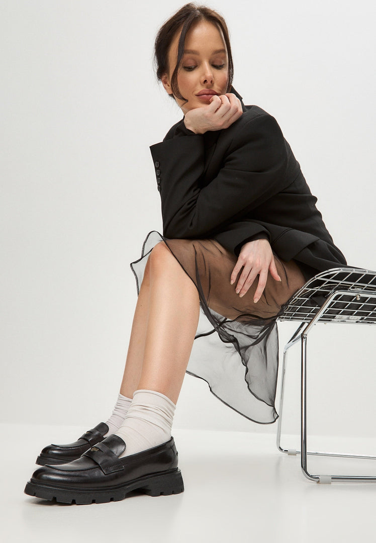 A stylish pair of Mariana black leather loafers with platform soles, perfect for any woman's footwear collection.