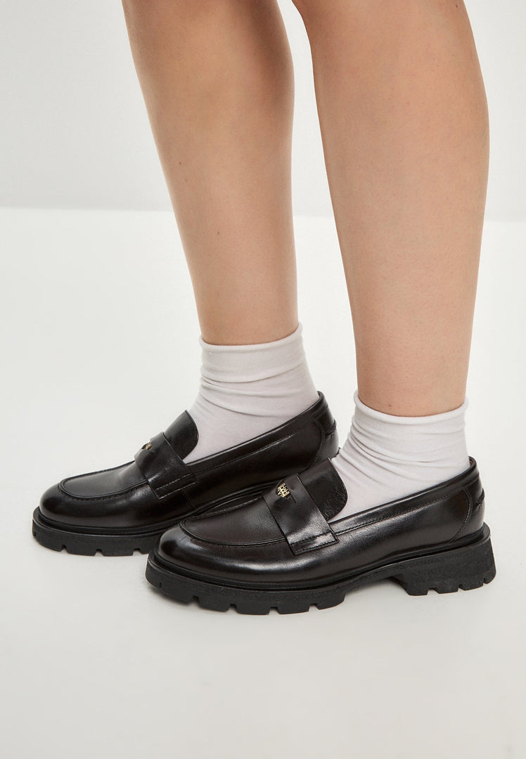 A chic and versatile pair of platform Mariana black leather loafers, the ultimate choice in stylish women's footwear.