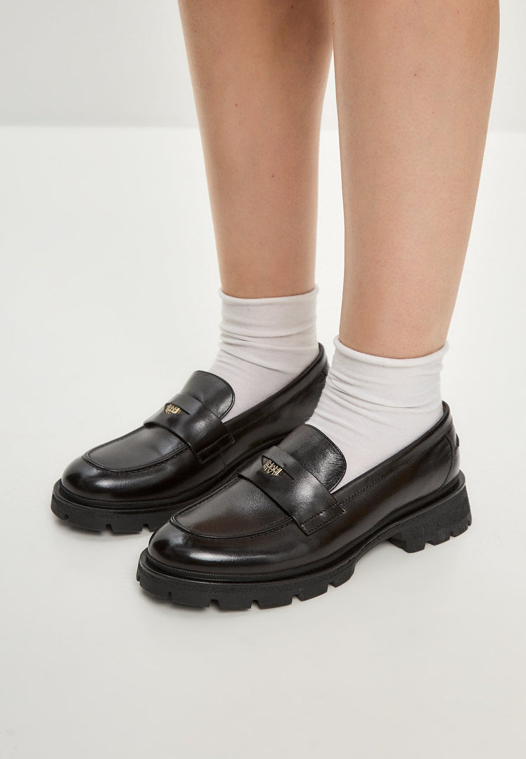A pair of stylish Mariana black leather loafers with platform soles, ideal for women's footwear fashion.
