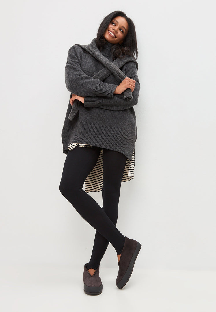 A stylish pair of women's slip-on Amara winter boots in brown leather for a trendy and cozy winter look.