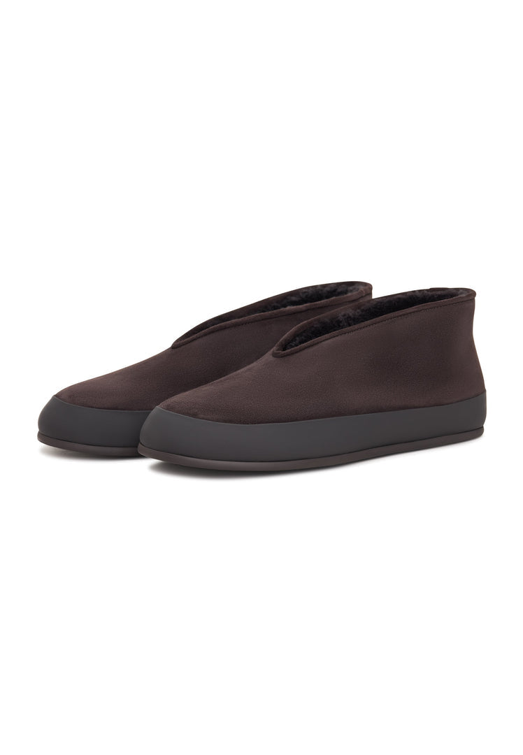 Stay warm and stylish this winter with these women's brown leather slip-on Amara winter boots.