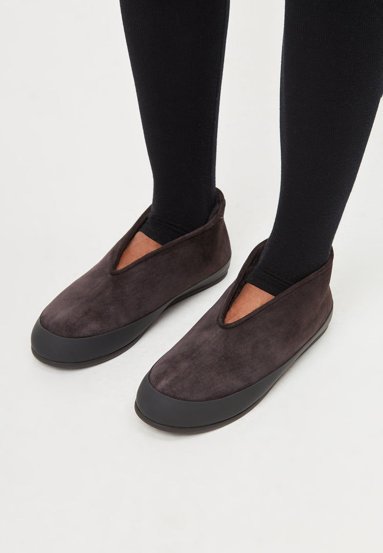 A pair of stylish brown leather slip-on Amara winter boots for women, perfect for staying warm and fashionable in the cold weather.
