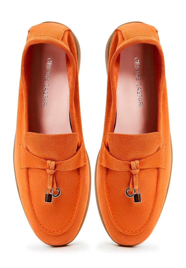 A fashionable pair of men's classic loafers with a flat orange sole - perfect for adding a pop of color to your wardrobe.