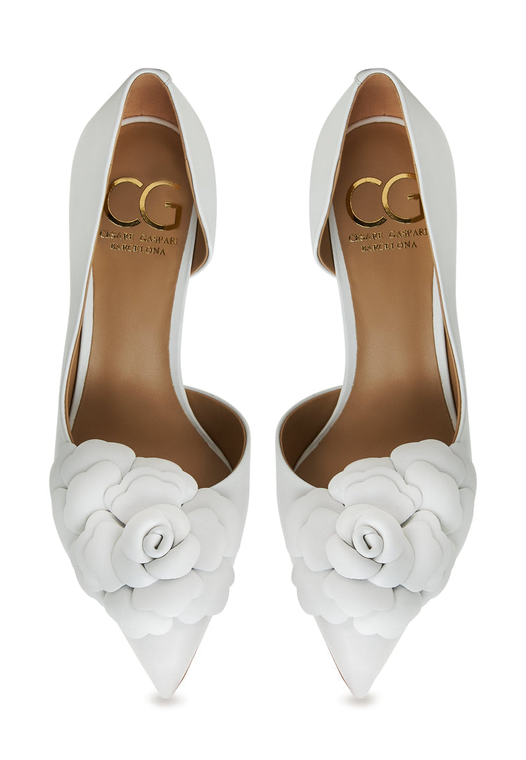 A stylish pair of white high heels, Anouk pumps with stiletto heels, perfect for a chic and sophisticated look.