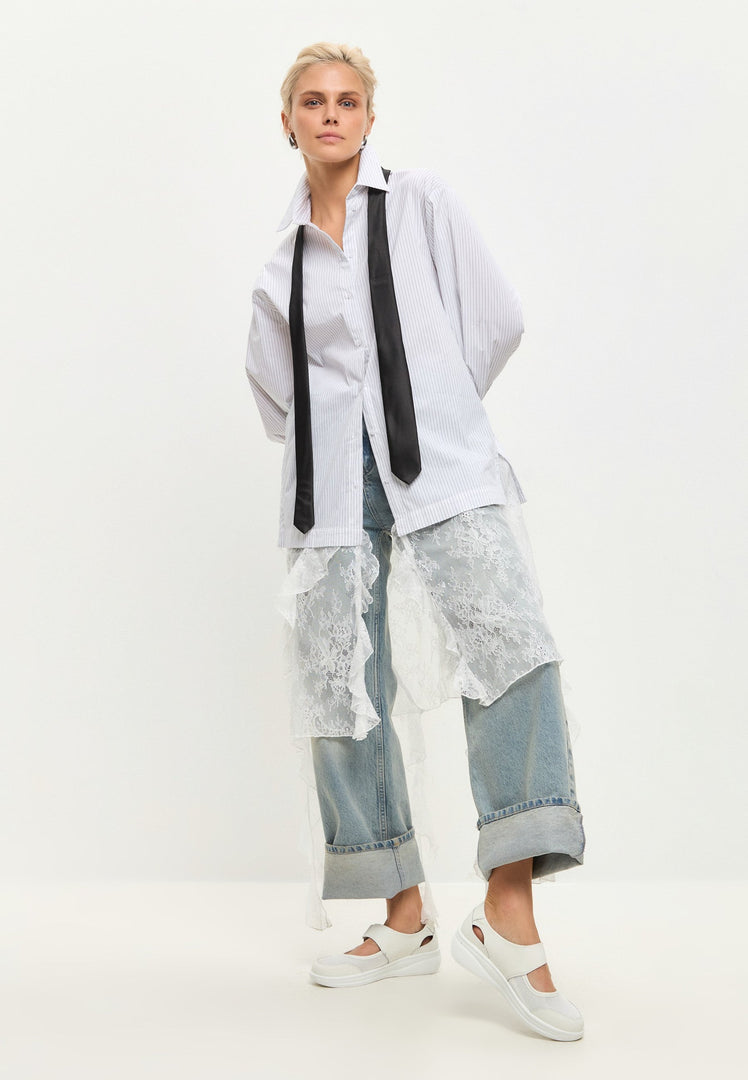 A pair of stylish white leather sneakers, perfect for summer outings, featuring a trendy design that combines fashion and comfort for casual footwear enthusiasts.