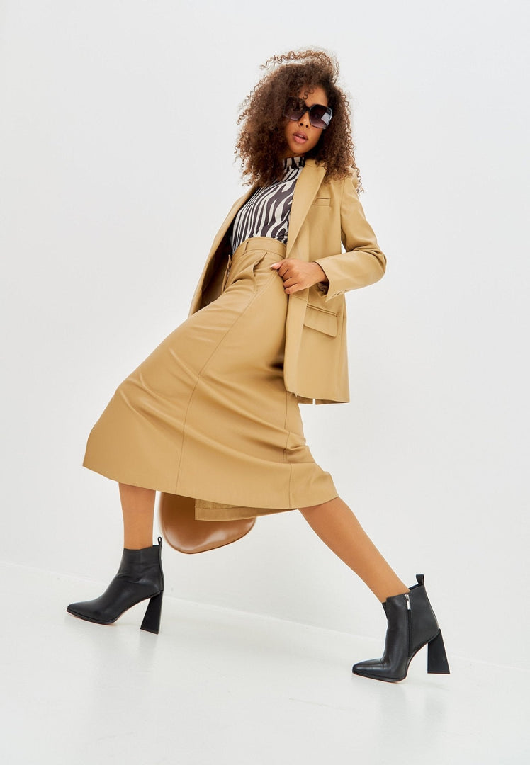 A trendy pair of black pointed toe ankle boots with block heel, made of stylish leather.