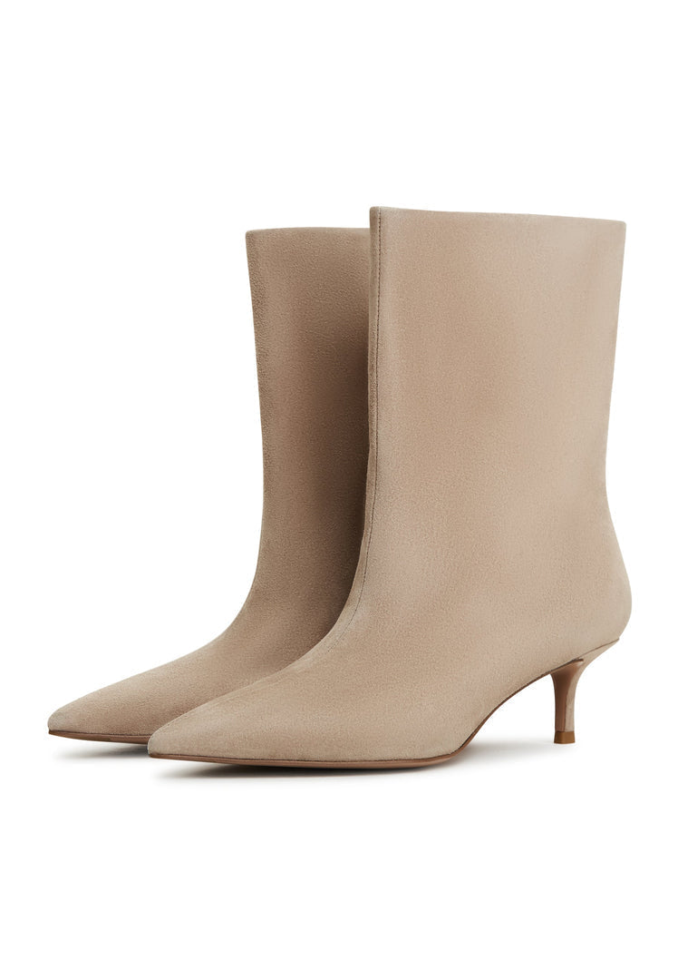 A stylish and timeless pair of women's ankle boots in a classic beige color, these Regina beige boots are the perfect fashion statement for any outfit.