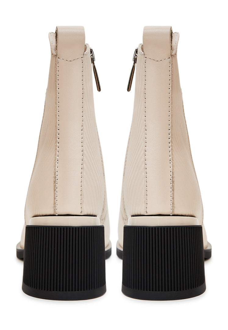 A stylish pair of women's beige ankle boots, perfect for everyday wear. Comfortable and fashionable, these casual ankle boots are a must-have in any wardrobe.