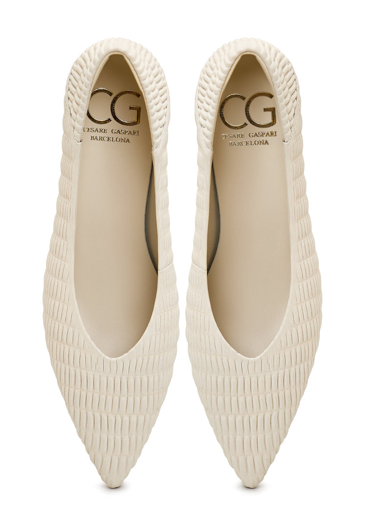 A stylish pair of white high heel pumps, known as Carol pumps, perfect for any woman's fashion shoe collection. These designer stiletto heels are both elegant and versatile.