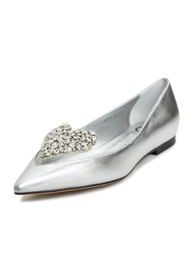 A pair of silver Camila ballerinas with a flat sole, perfect for women's everyday wear.