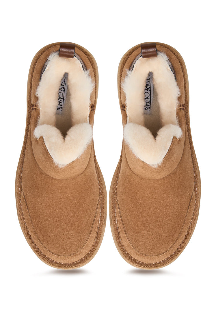 Stay warm and stylish this winter with these cozy brown shearling winter boots, perfect for taking on the snowy Aspen slopes or just running errands in the city.