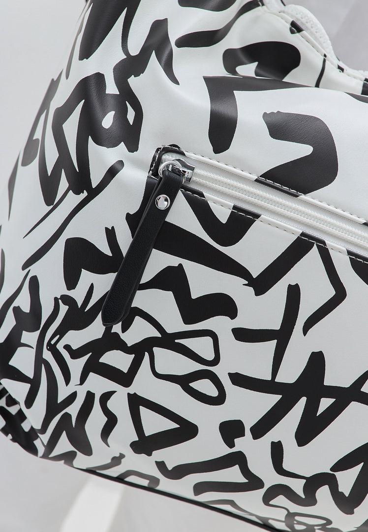 A stylish and versatile monochrome handbag, perfect for any outfit. Click here to buy a monochrome handbag.