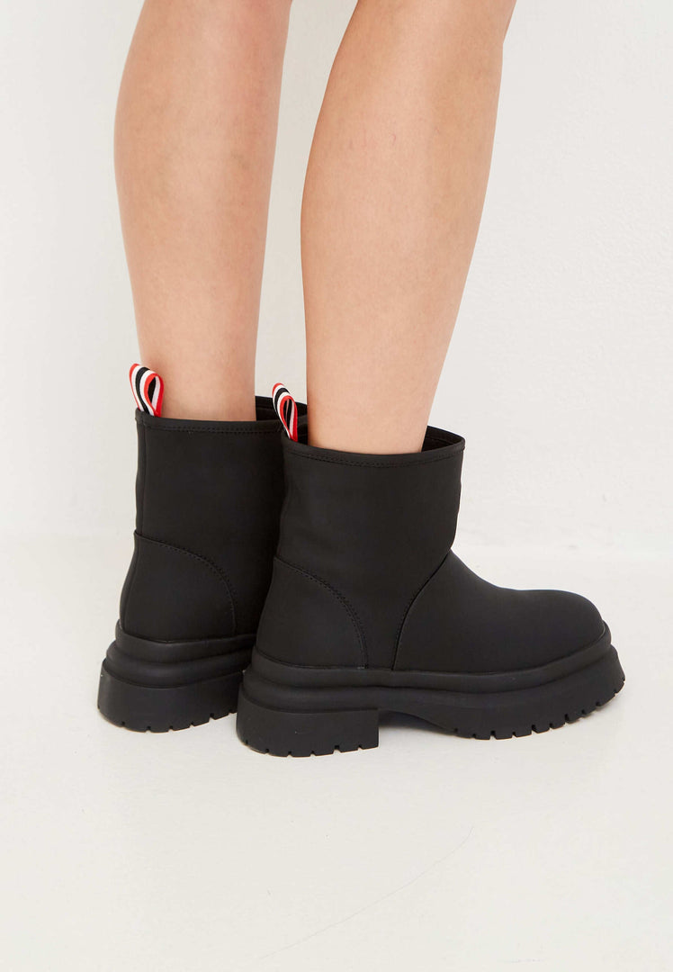 A pair of classic black pull-on winter boots, ideal for the cold season and perfect winter footwear.