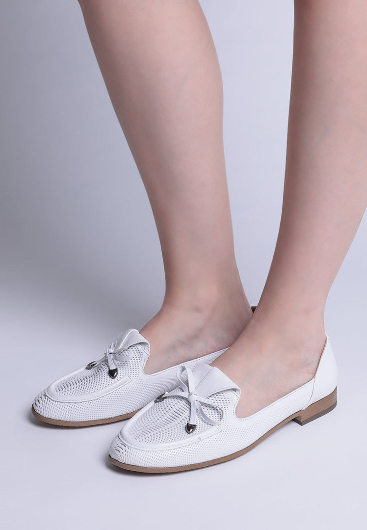 A pair of stylish white loafers with perforated bow-tie detail, ideal as men's formal dress shoes.