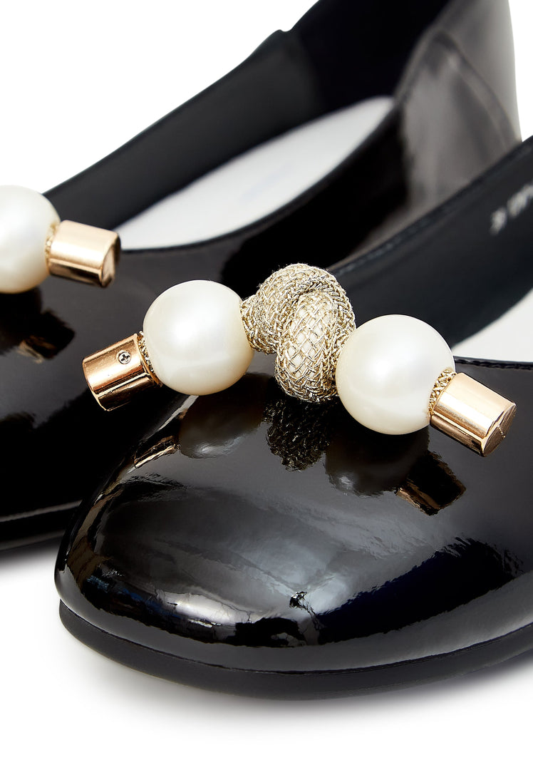 A stylish pair of women's black flats with a delicate pearl bow embellishment, perfect for a fashionable and chic look.