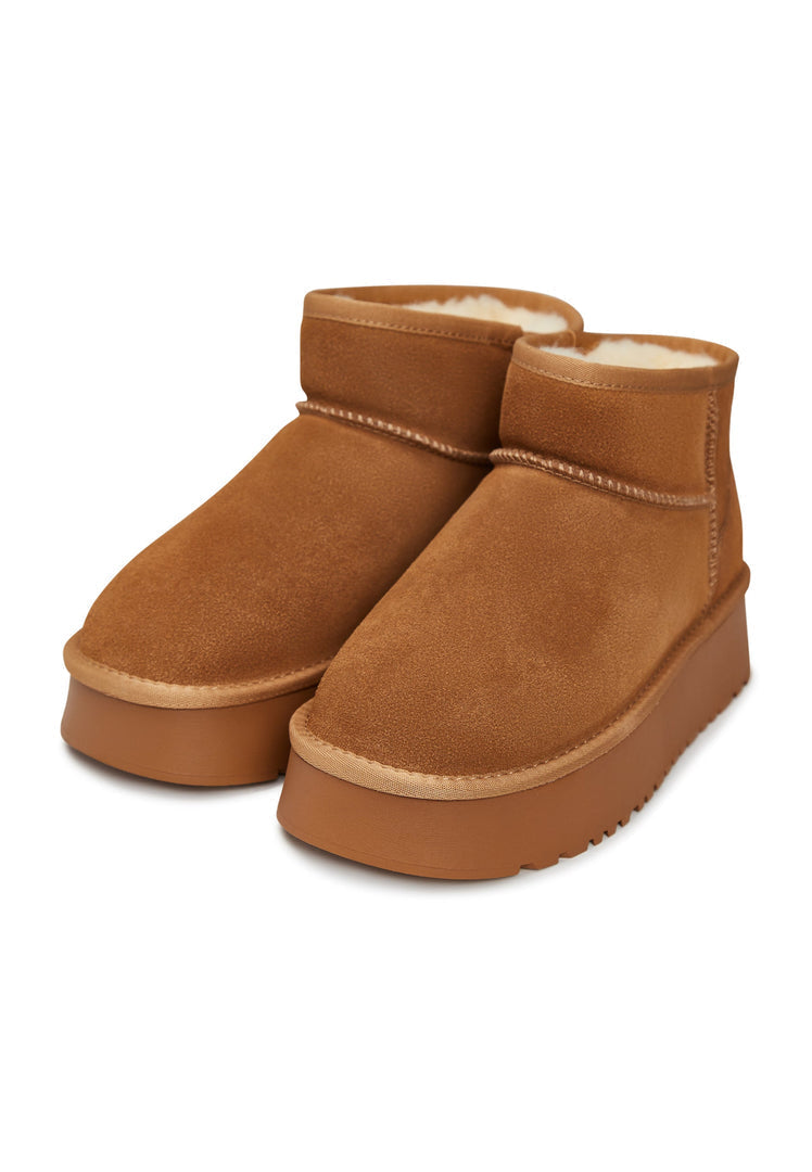 Stay stylish and cozy this winter with these trendy brown suede winter boots. Perfect for adding a chic touch to your cold-weather outfit, these platform boots are a must-have for anyone looking to elevate their winter fashion game.