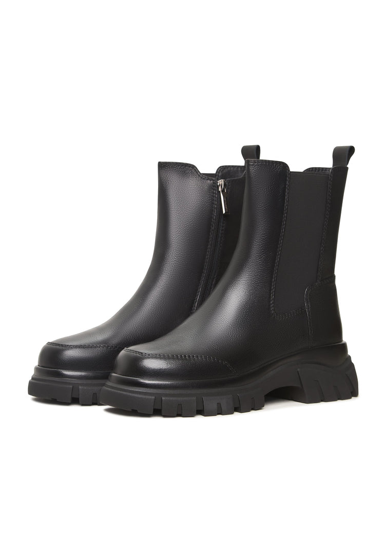 A stylish and bold pair of black Göll ankle boots, the perfect fashion statement for any outfit.
