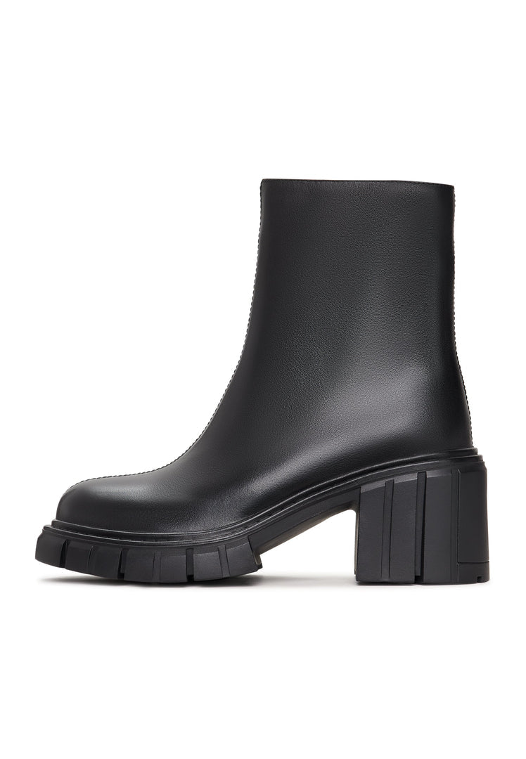 A stylish pair of chunky heel boots - the dynamic black Gio boots, trendsetting ankle boots perfect for fashionable footwear.
