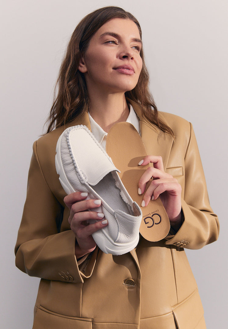 A stylish pair of white leather Alisa moccasins featuring a platform sole, perfect for fashionable women.