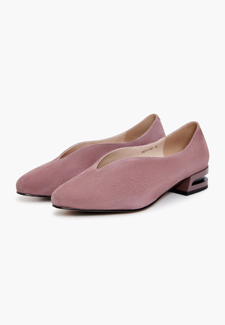 A trendy pair of women's pointed tip pink suede ballerinas, the perfect fashion flats for any outfit.