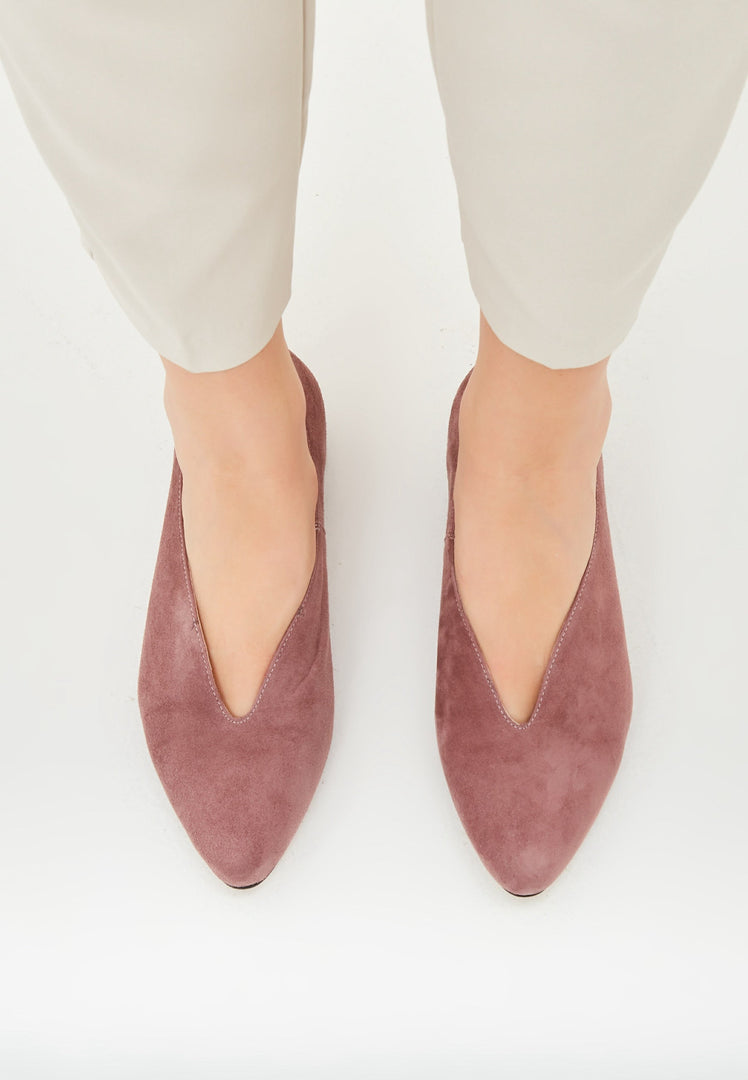 A stylish pair of women's pointed tip suede ballerinas in lovely pink, the perfect fashion flats for any outfit.
