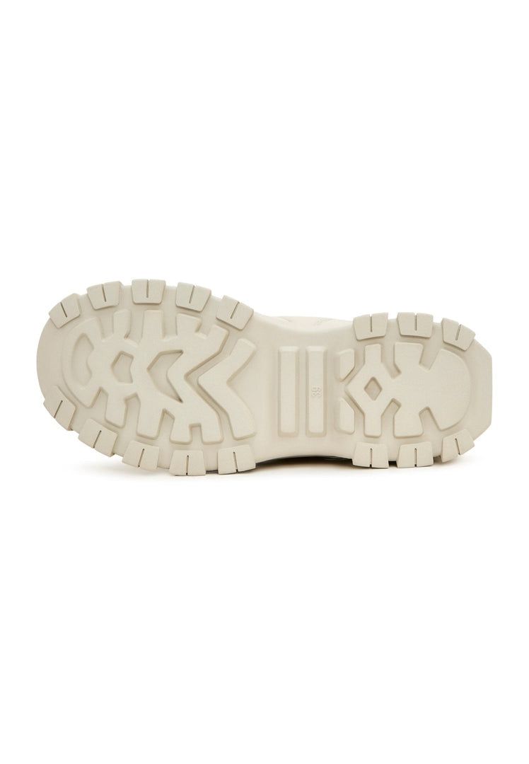 A pair of stylish beige platform winter boots for women, perfect for cold weather and fashion-forward looks.